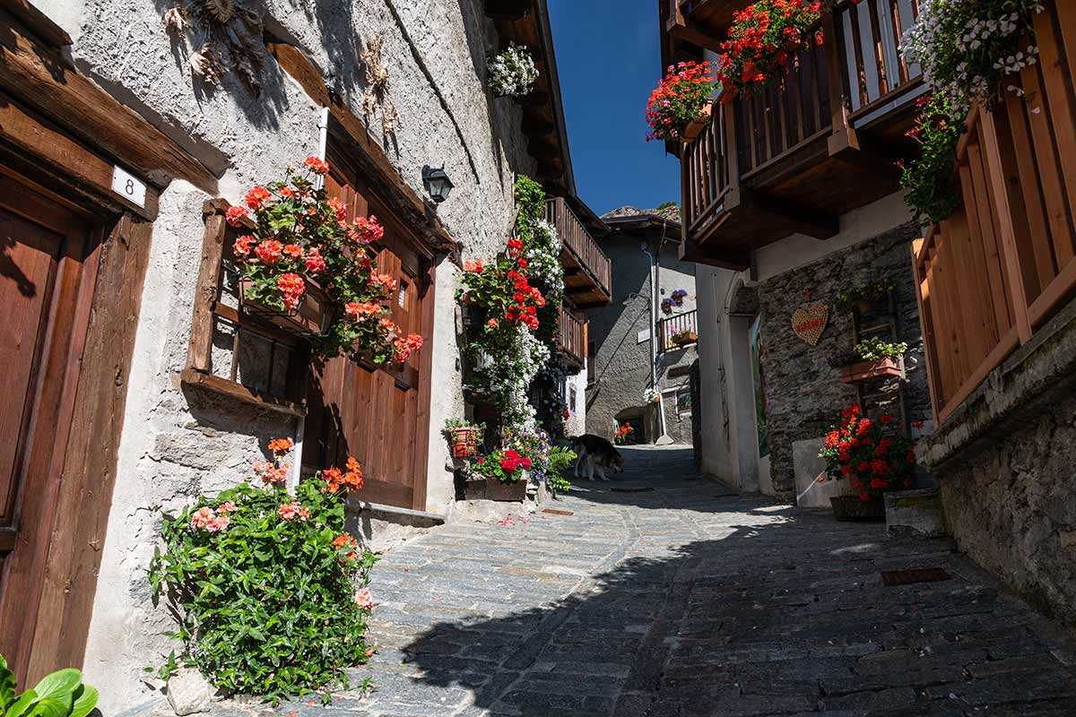 Vialetti nel borgo di Usseaux.