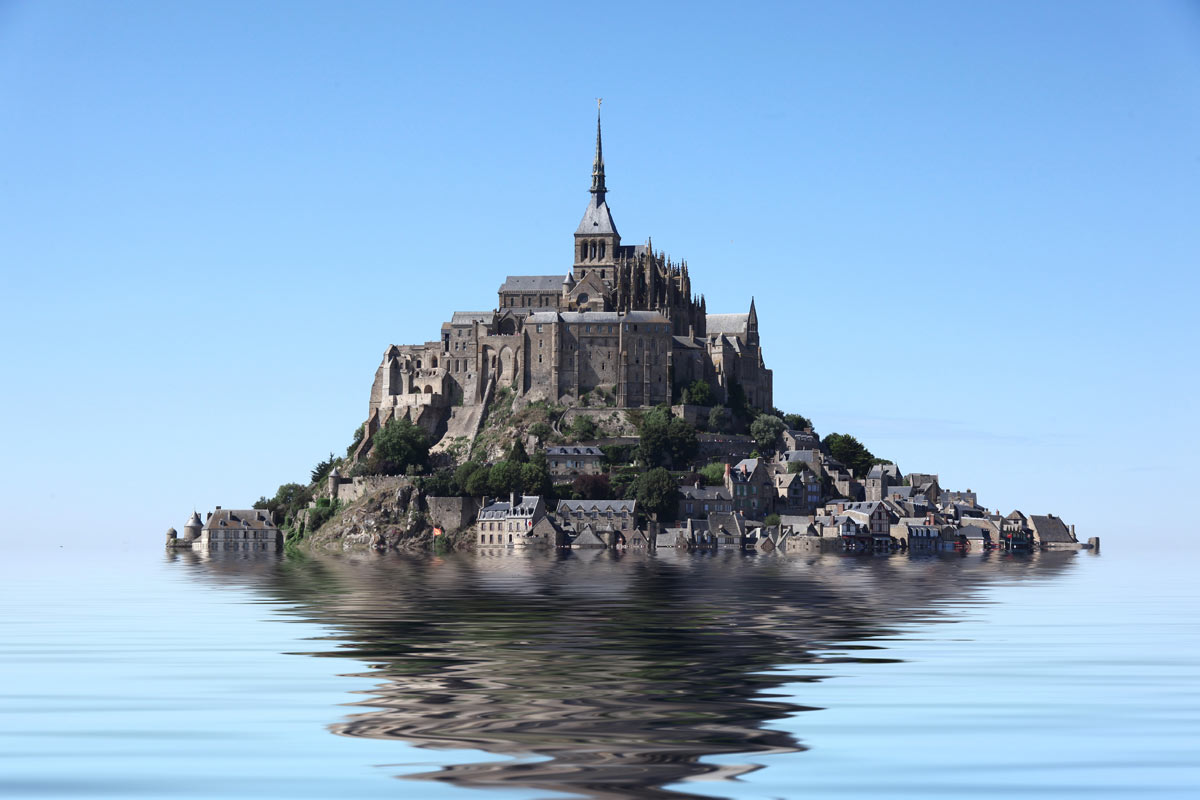 mont-saint-michel con alta marea