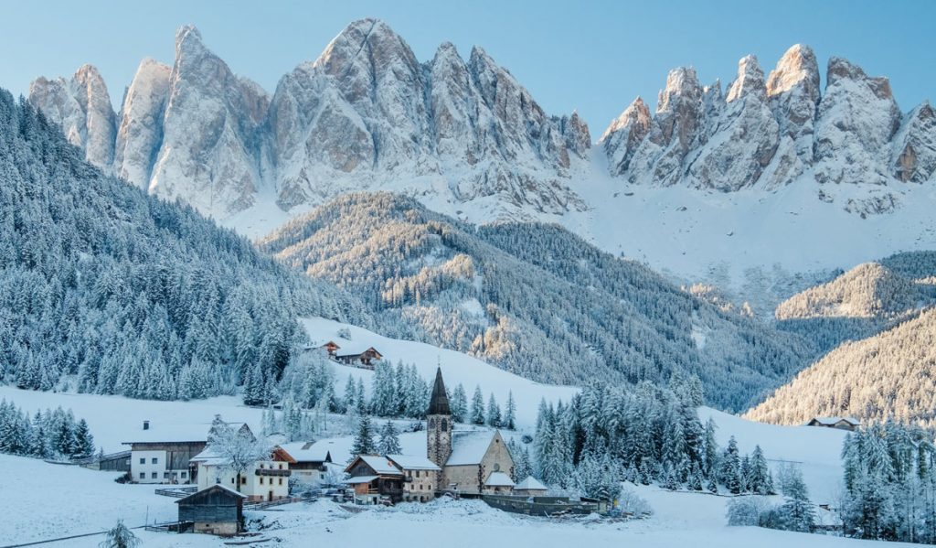 paese di santa maddalena innevato