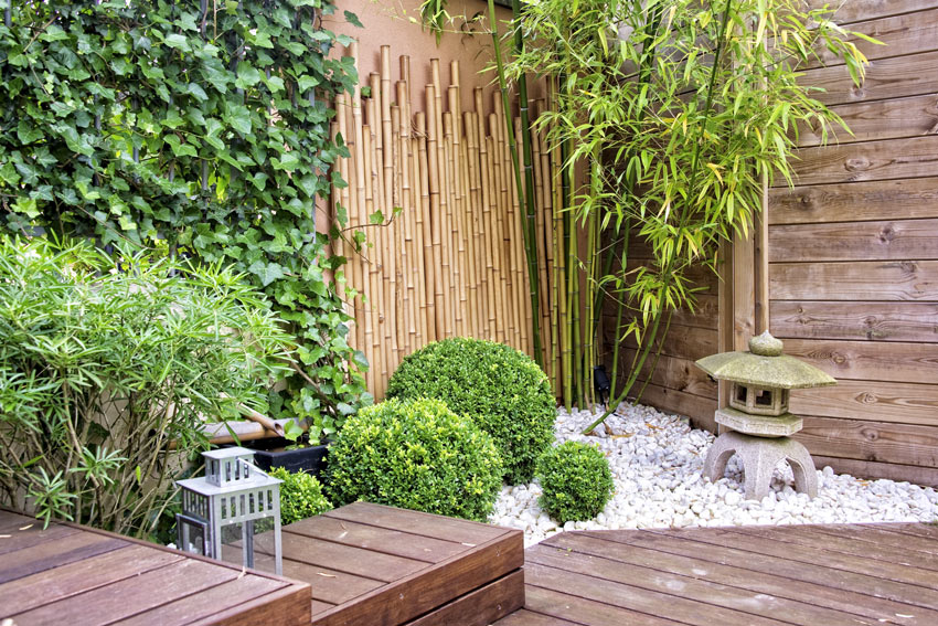 Giardino con pietre bianche
