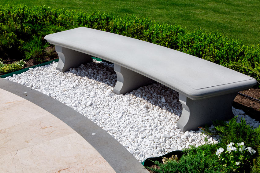 Giardino con pietre bianche