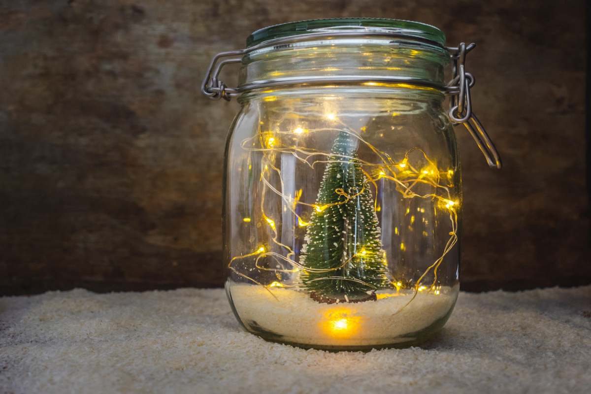 barattolo di vetro decorato per il Natale con un mini albero e luci LED