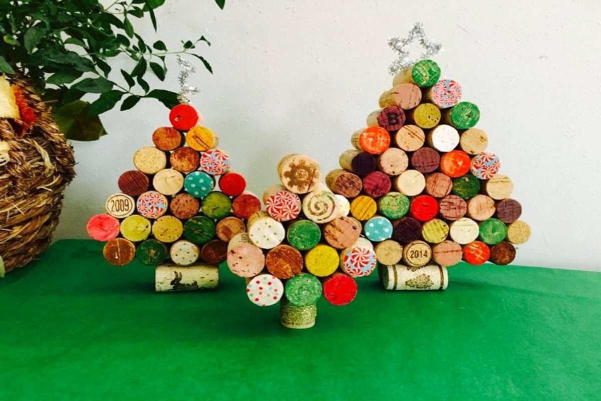 Alberi natalizi fai da te con tappi di sughero