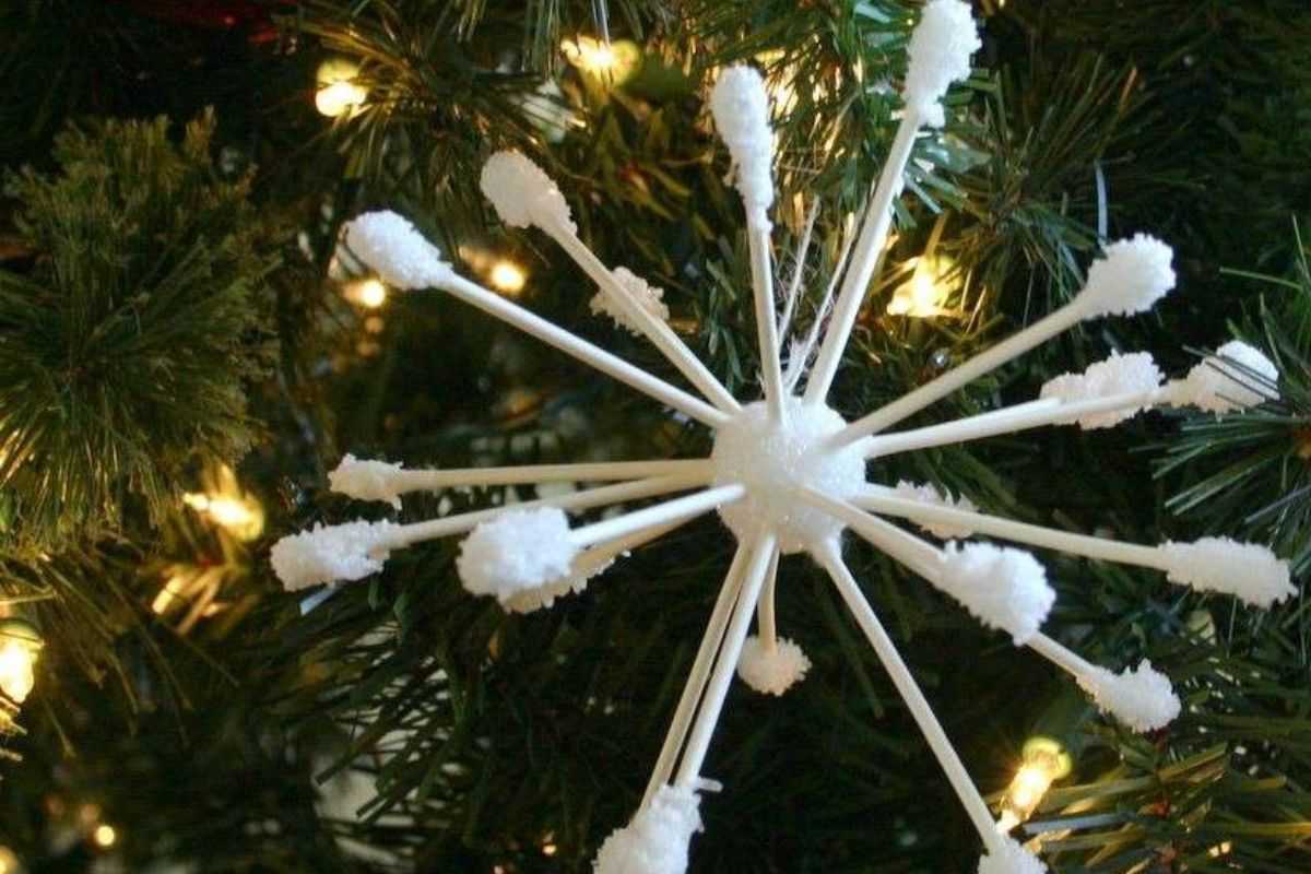 realizza i fiocchi di neve con i cotton fioc