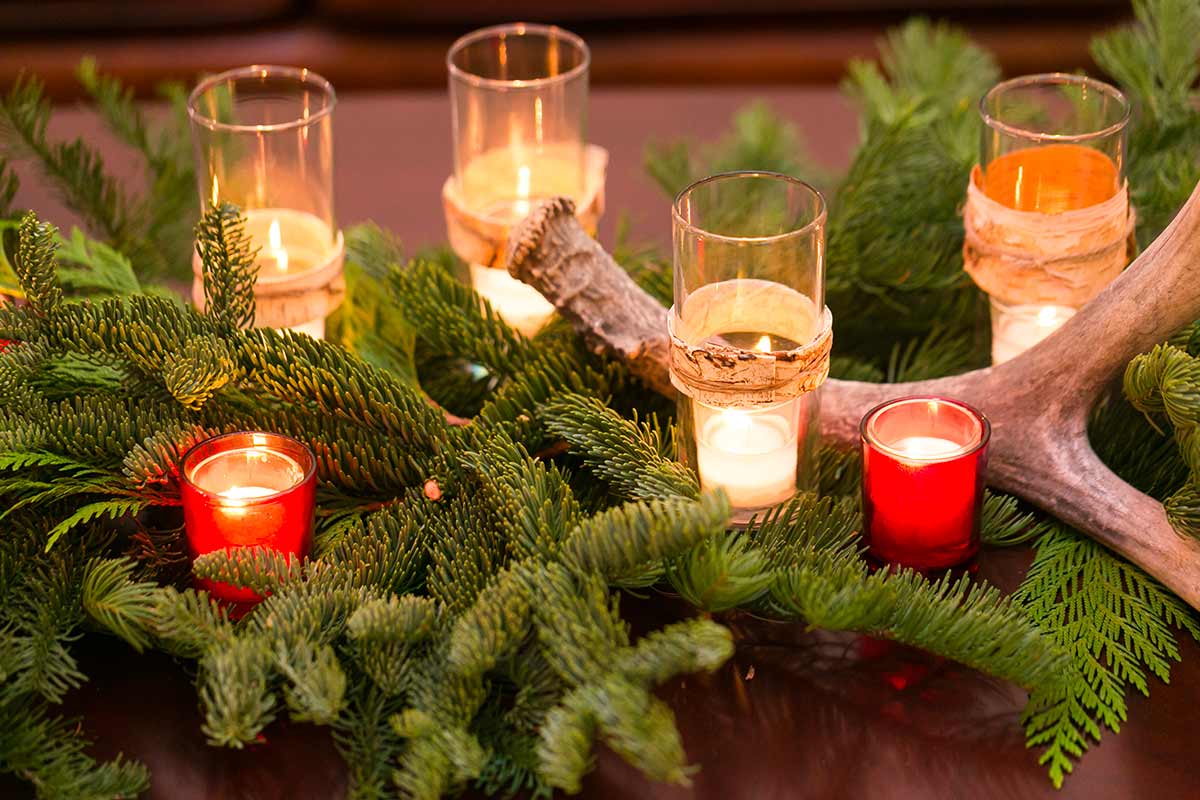 decorazione di Natale per la tavola con rami di pino e candele