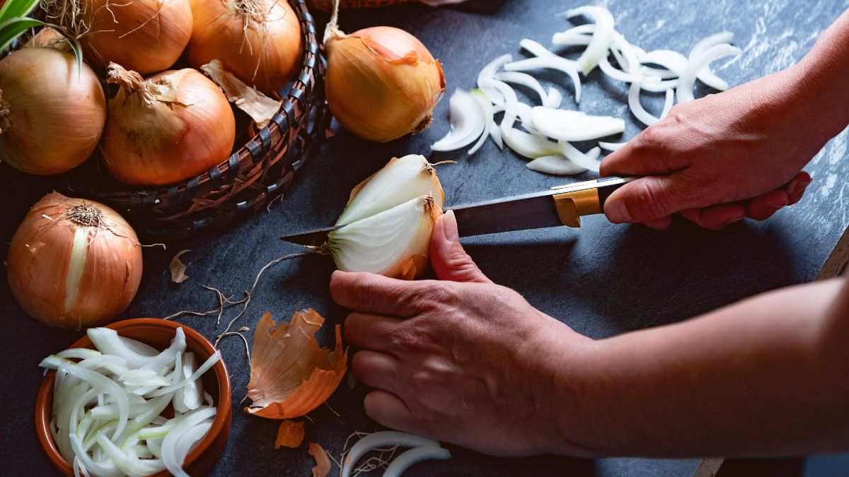 Mai più odore di cipolla sulle mani: ecco i rimedi più efficaci
