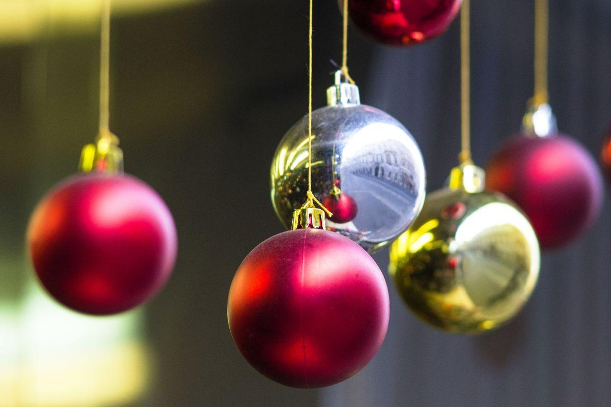 Palline di Natale sospese: idee magiche per decorare casa durante le feste