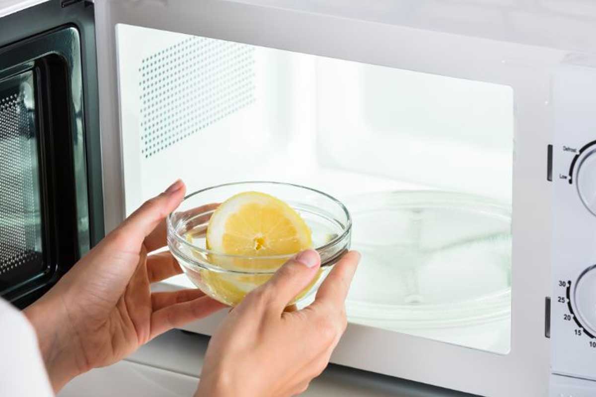 pulire microonde con il limone