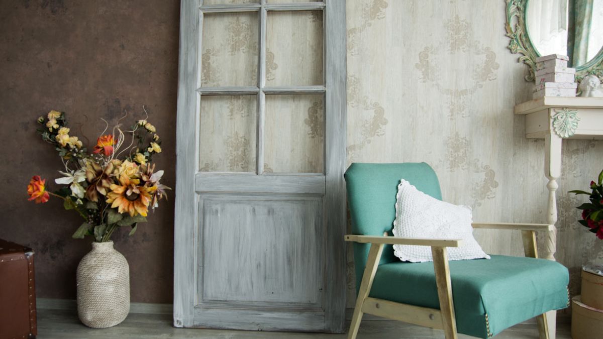 vecchia porta rifatta in stile shabby
