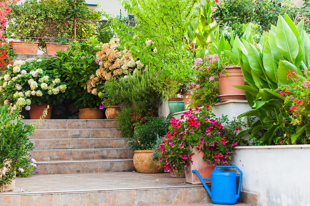 Scale esterne decorate con i fiori