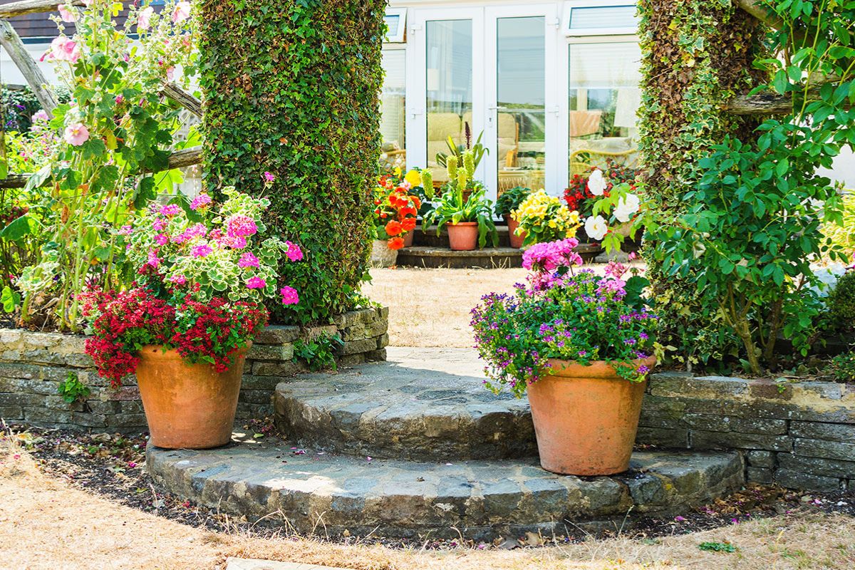 Scale esterne con tanti fiori