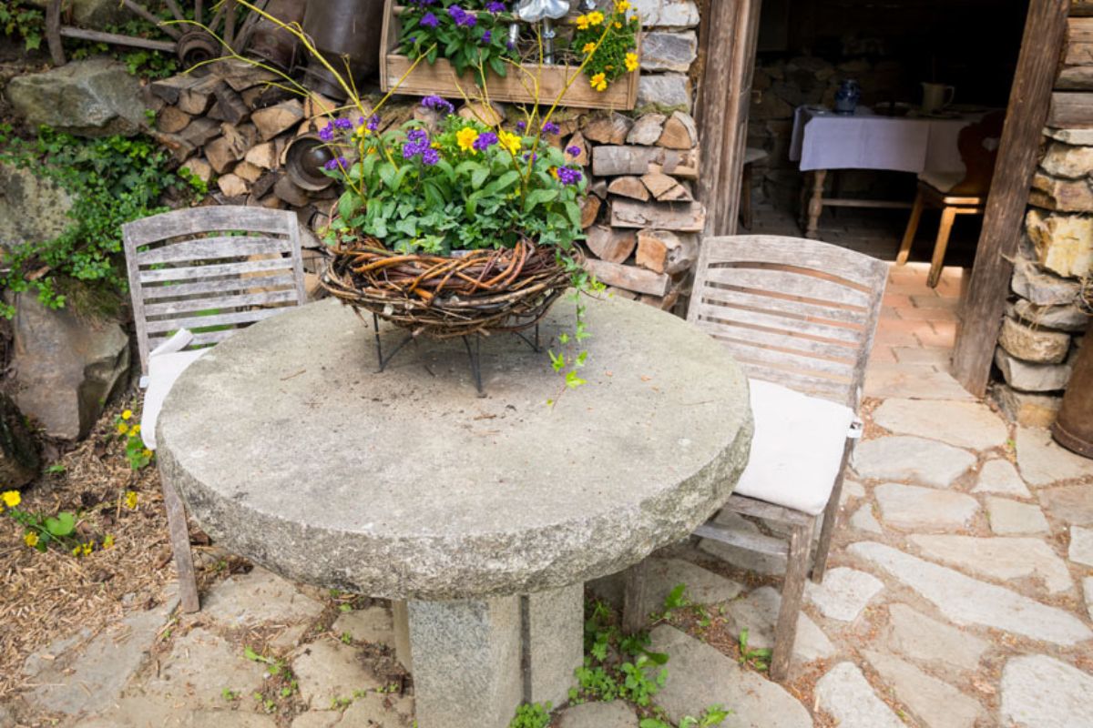Tavolo in pietra in giardino