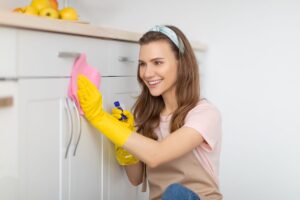 ante e maniglie della cucina pulite in 5 minuti