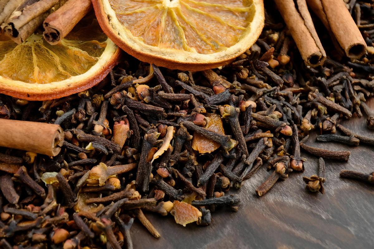 Bucce di arancia essiccate in frigo per profumarlo
