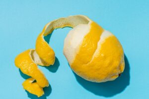 La buccia di limone deodora il frigo