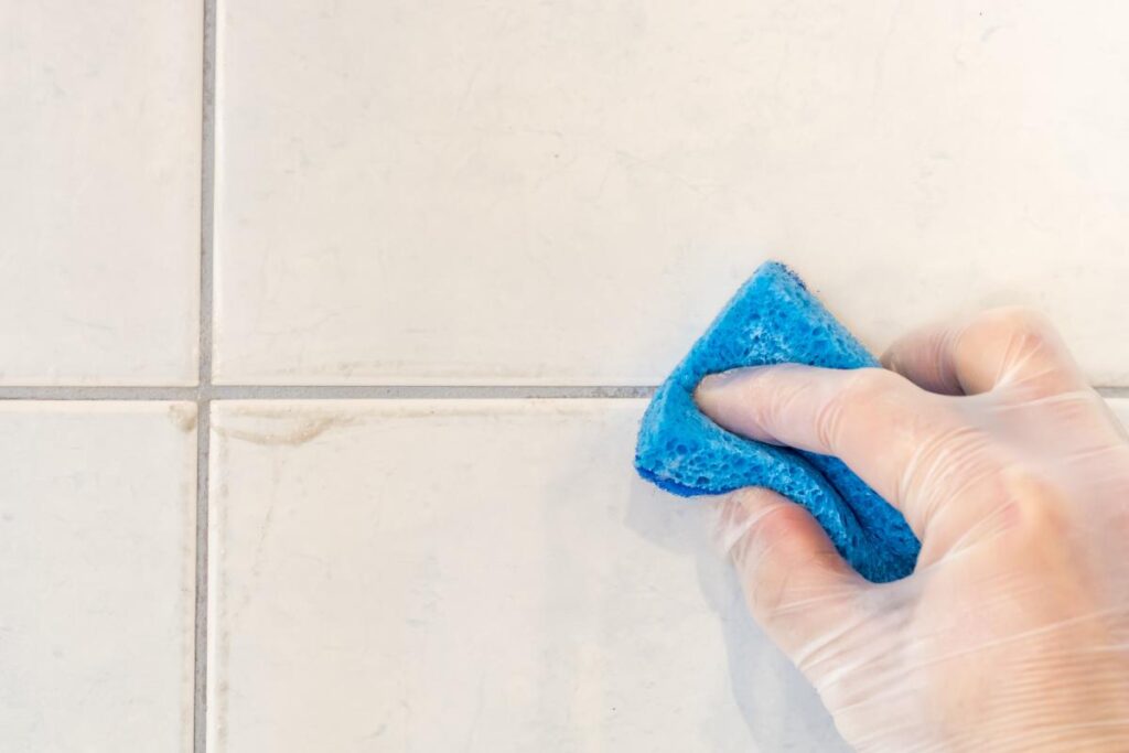 Ecco il metodo naturale per pulire le fughe del bagno