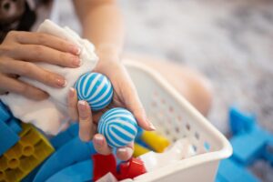 Igienizzare i giochi dei bimbi in maniera sicura