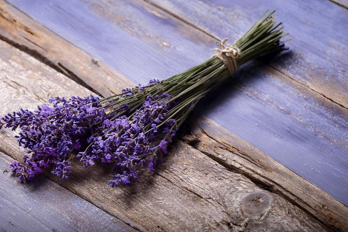 Cassetti e lenzuola profumate con la lavanda