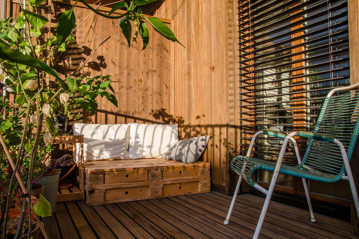 panca fai da te con pallet e contenitori