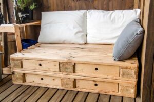 Con materiali di recupero come i pallet si costruisce una panca esterno