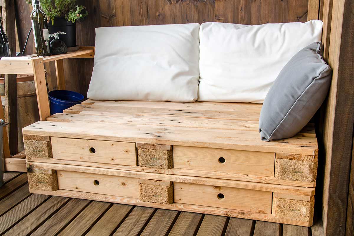 Con materiali di recupero come i pallet si costruisce una panca esterno