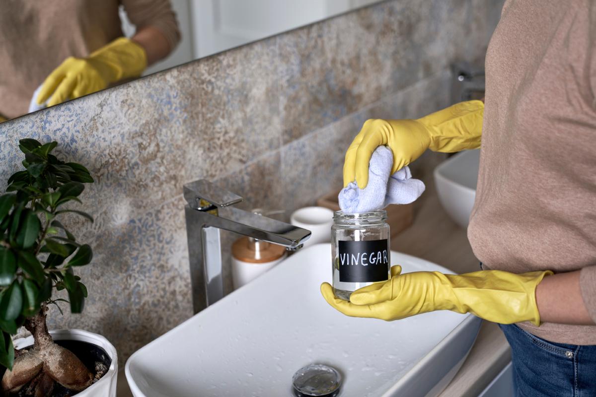 Pulizie naturali in bagno con l'aceto