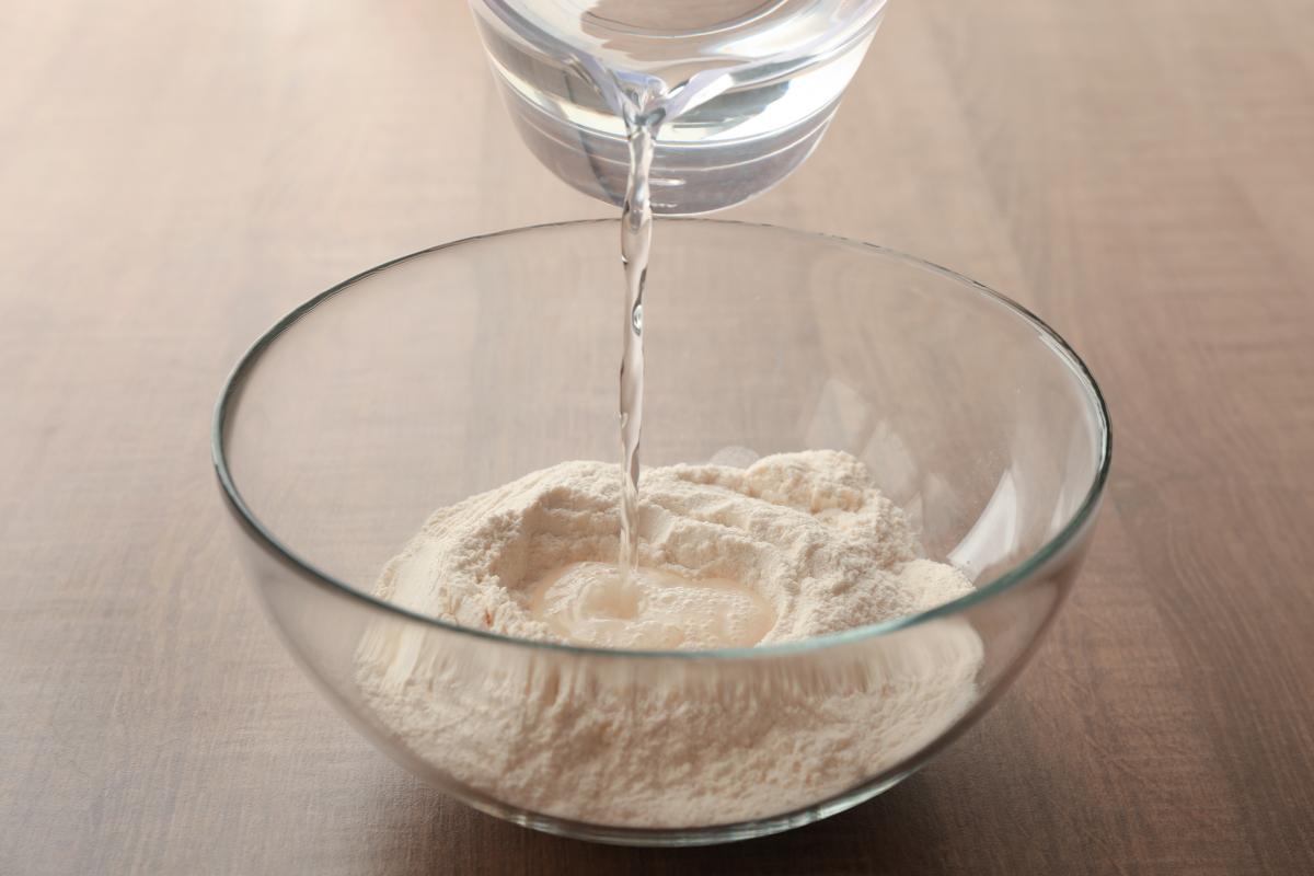 Con acqua e farina si pulisce l'acciaio