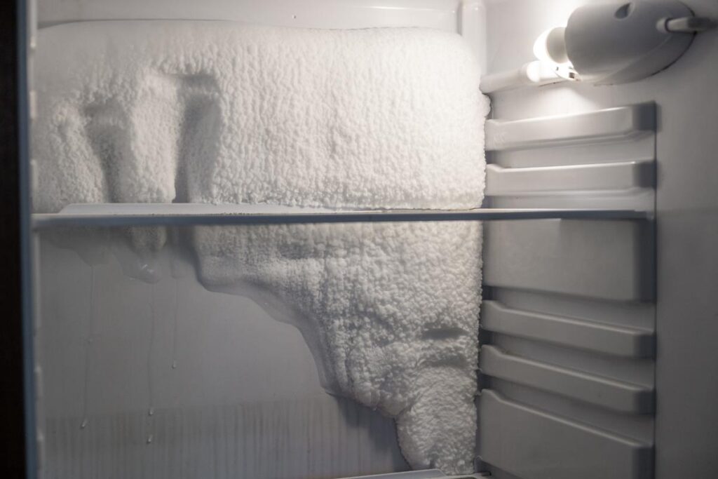 Il ghiaccio nel frigo in estate