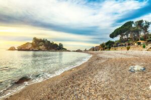 7 spiagge sassose in Italia