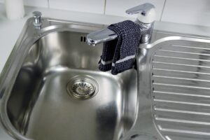 Pulire il lavello con la farina