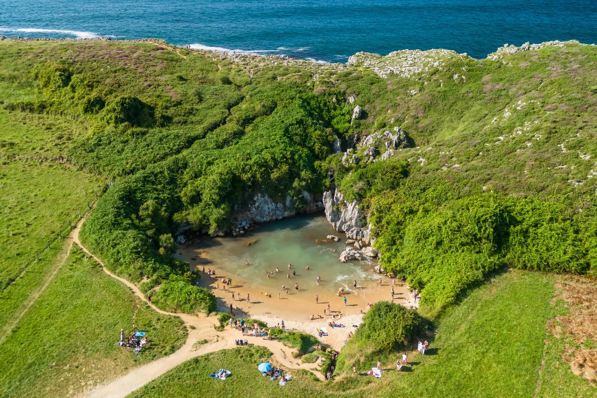 Playa de Gulpiyuri: la meravigliosa spiaggia nascosta nell’entroterra delle Asturie