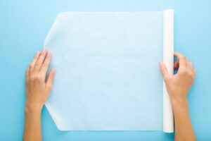 pulire i fornelli incrostati con carta da forno