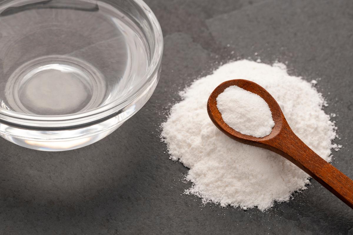 Crema di acqua e bicarbonato per pulire e griglie di ghisa