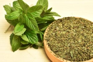 Le bustine con la menta essiccata deodorano la scarpiera