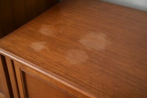 Il trucco per togliere le macchie d'acqua dal legno