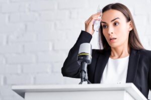 Ecco i segni che hanno paura a parlare in pubblico