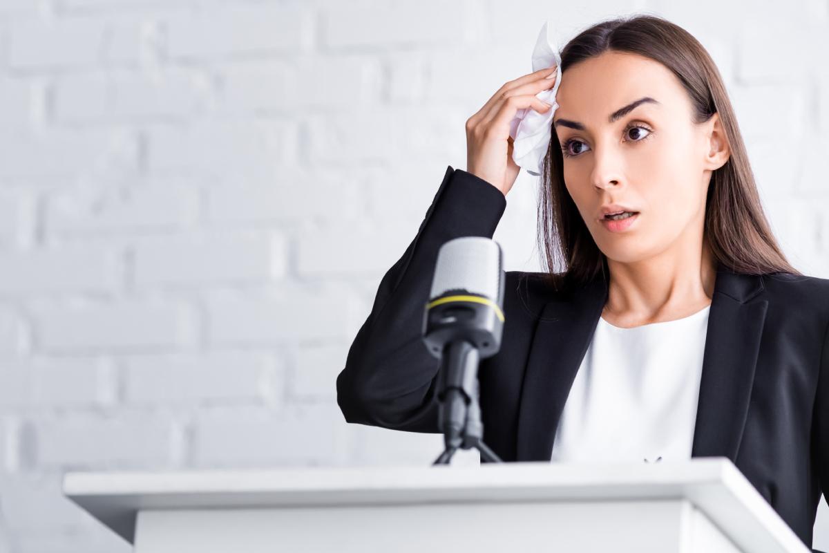 Ecco i segni che hanno paura a parlare in pubblico