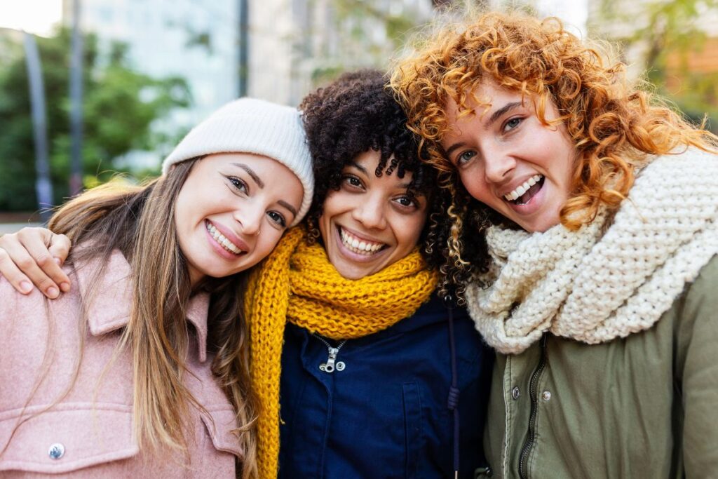 5 segni che attirano solo amicizie sincere (e come lo fanno)