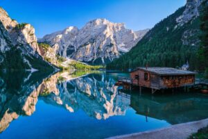 5 laghi italiani da sogno in montagna perfetti per una giornata fresca e verde