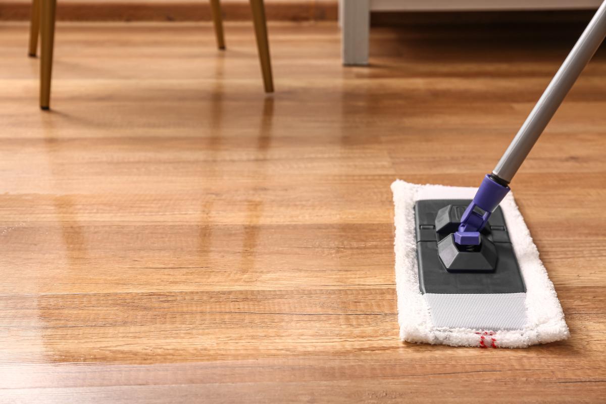 Pulizia del parquet col caldo afoso