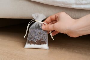 Il sacchetto anti tarme sotto al letto
