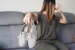 Scarpe che puzzano in estate