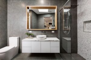 Hai un bagno piccolo? 5 trucchi per ampliare
