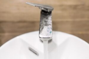 Così elimini il calcare dai rubinetti