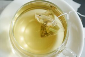 benefici del tè verde per piante da fiore