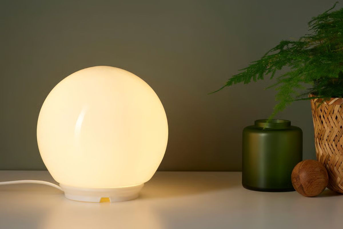 Luce soffusa, vetro bianco e prezzo mini: la lampada IKEA perfetta per creare atmosfera