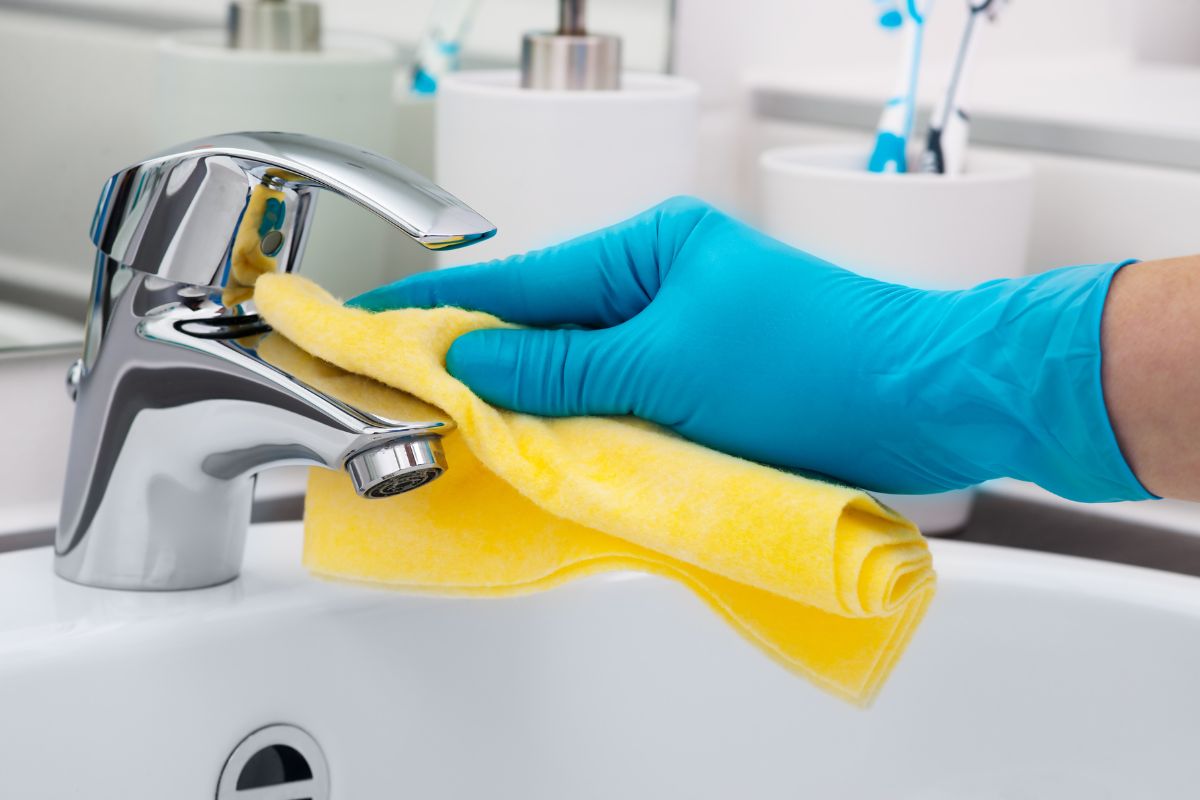 Così elimini il calcare dai rubinetti: il trucco che non graffia