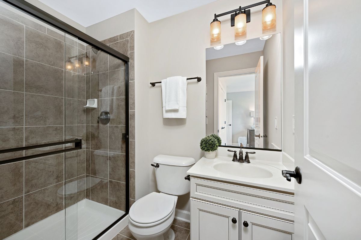 Hai un bagno piccolo? Con questi 5 trucchi lo fai sembrare il doppio