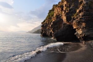 Cala Jannita, la spiaggia nera della Basilicata