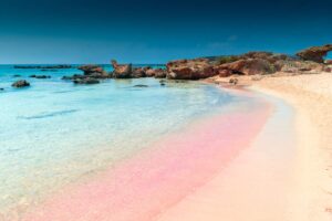 Elafonissi, la spiaggia nascosta di Crea con sabbia bianca e acque rosa